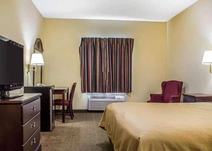 Econo Lodge Inn & Suites North Syracuse Airport